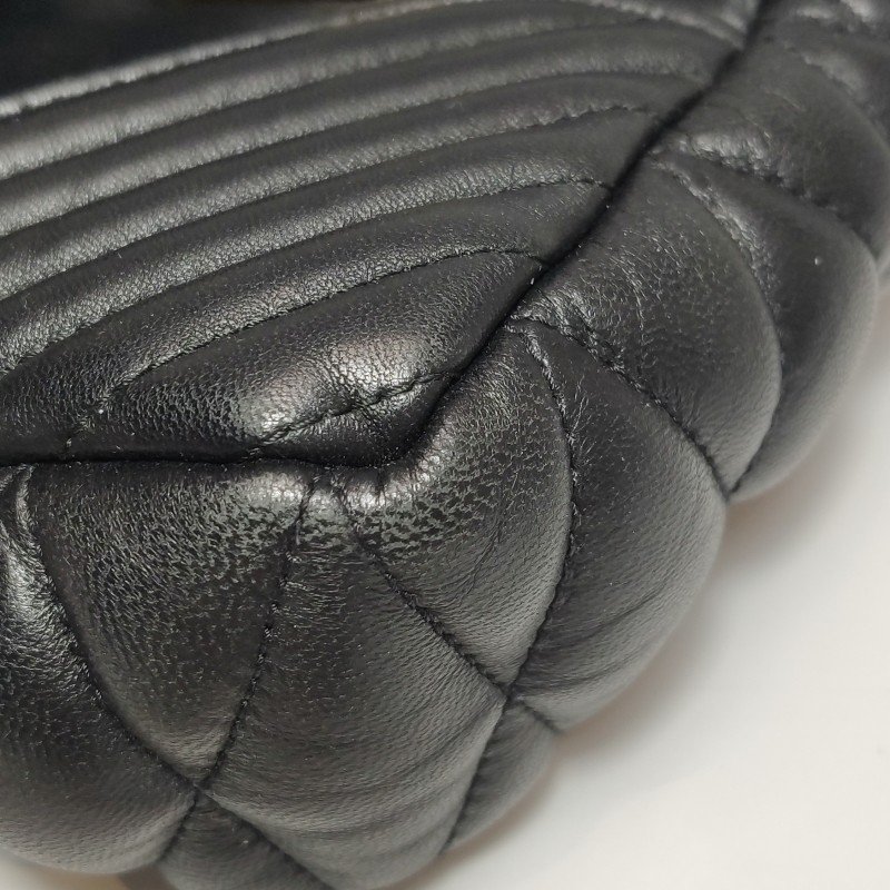 Miu Miu羊皮純色絎縫字母Logo金屬扣斜挎包單肩包-16