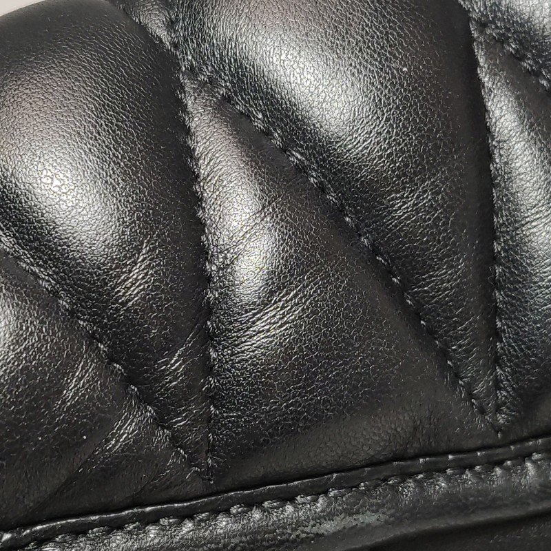 Miu Miu羊皮純色絎縫字母Logo金屬扣斜挎包單肩包-19