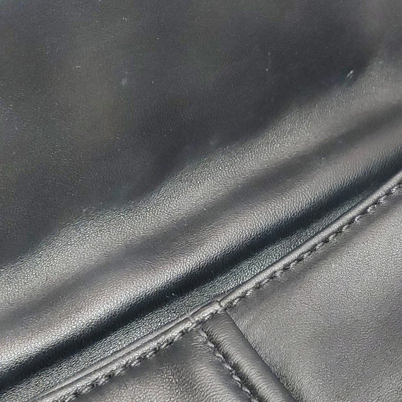 Miu Miu羊皮純色絎縫字母Logo金屬扣斜挎包單肩包-20