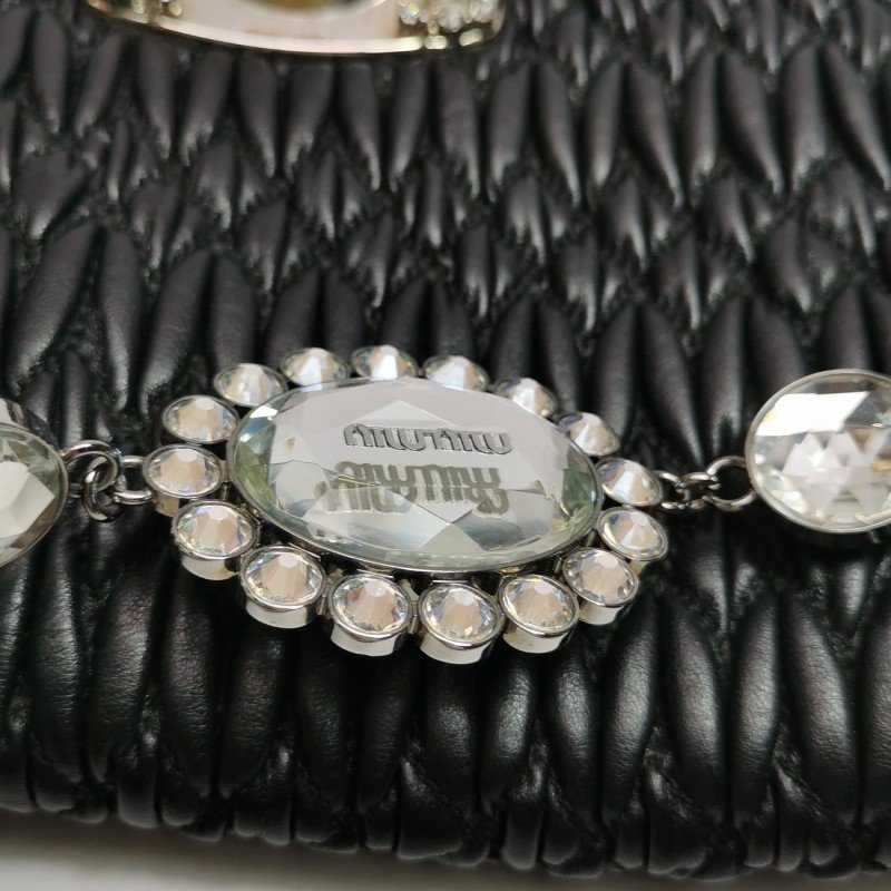 Miu Miu Miu Crystal系列羊皮純色褶皺珩縫鑽飾單肩包-12