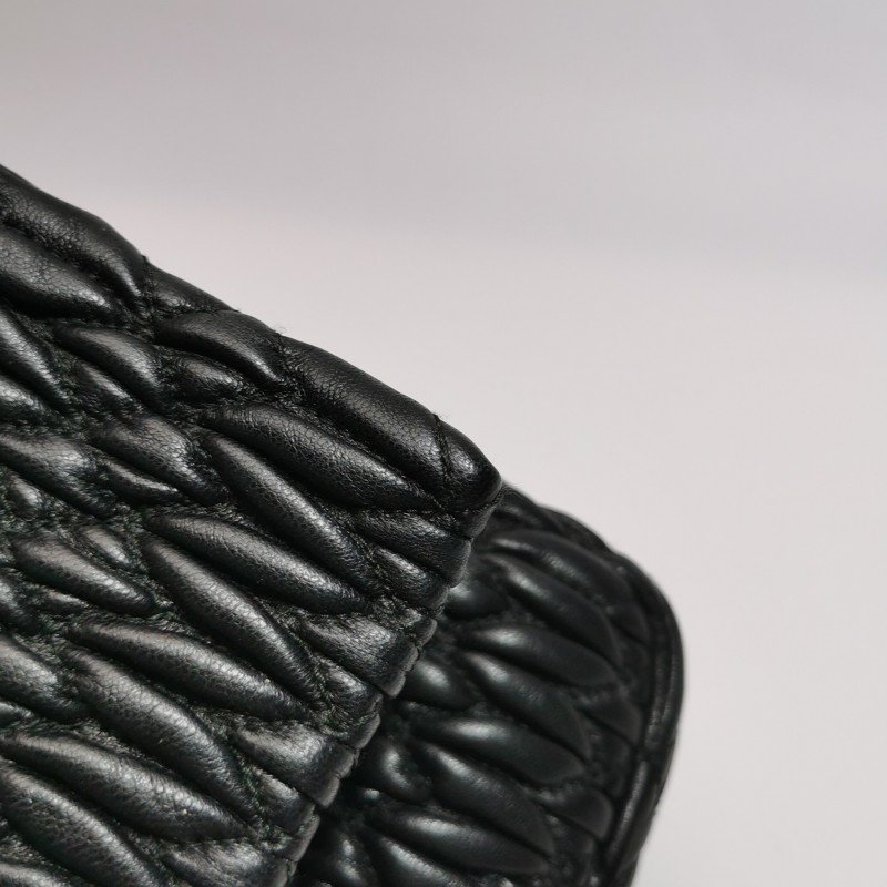 Miu Miu Miu Crystal系列羊皮純色褶皺珩縫鑽飾單肩包-16