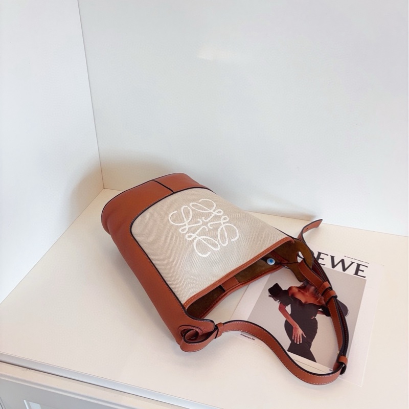 【99新🆕】Loewe Anagram焦糖色🤎搭配米白帆布Hobo水桶包以調節長短 單肩包-3