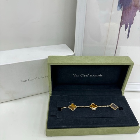VCA / Van Cleef & Arpels 梵克雅寶Vintage Alhambra®系列虎眼石五花手鍊，四葉草手鍊。寓意財富，招財款手鍊必入它 2015年 沒卡
