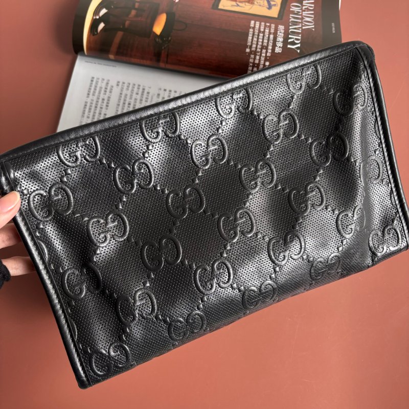 ::GUCCI:: 625568 黑色雙G壓紋皮革手拿包-2