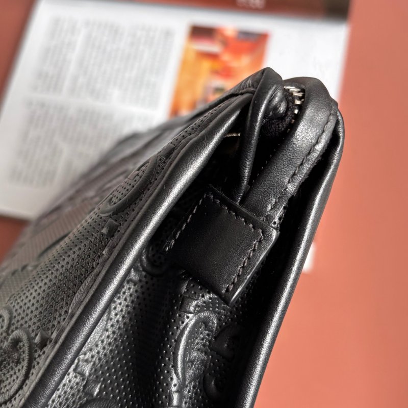 ::GUCCI:: 625568 黑色雙G壓紋皮革手拿包-9