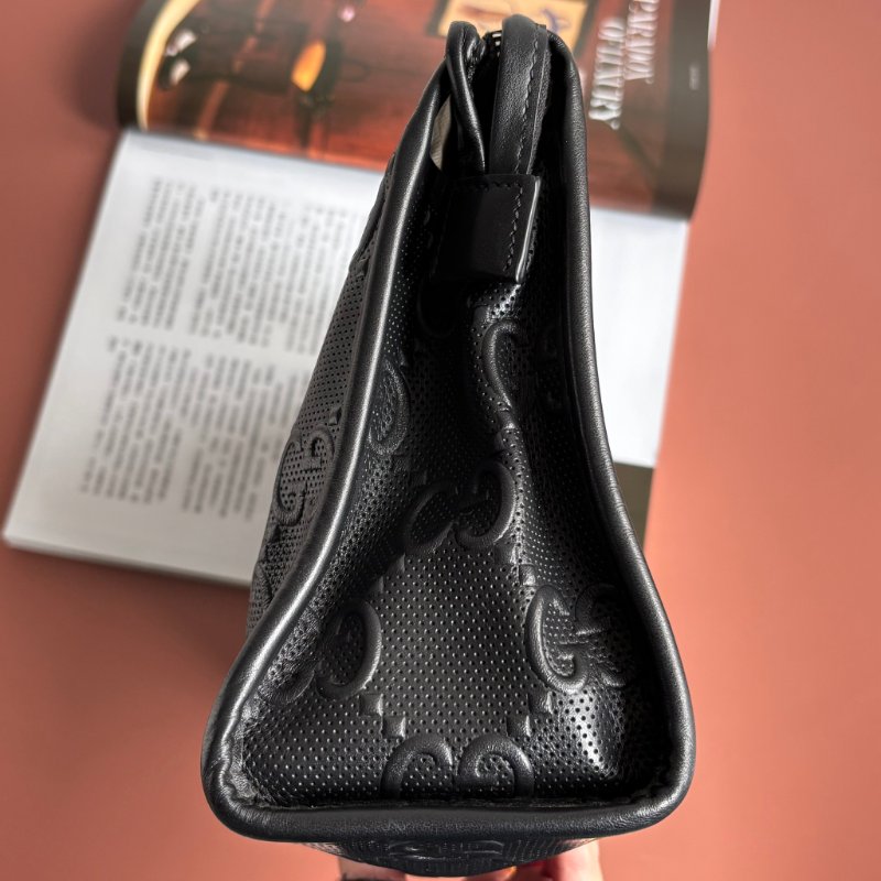 ::GUCCI:: 625568 黑色雙G壓紋皮革手拿包-10