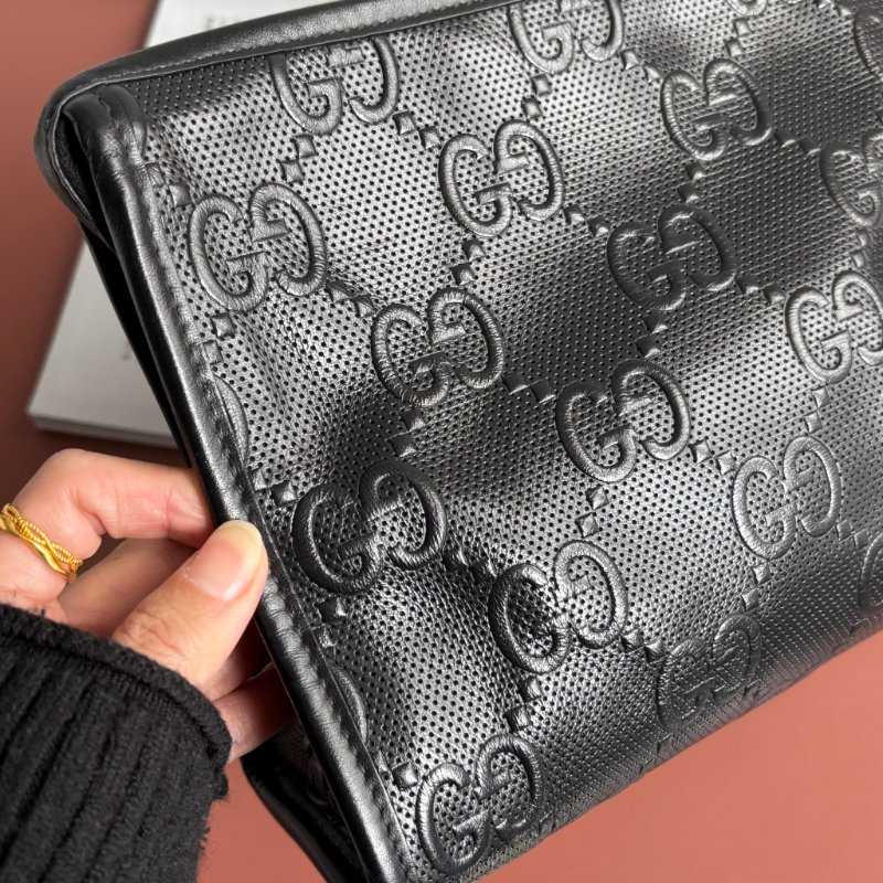 ::GUCCI:: 625568 黑色雙G壓紋皮革手拿包-16