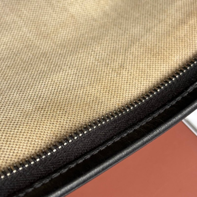 ::GUCCI:: 625568 黑色雙G壓紋皮革手拿包-17