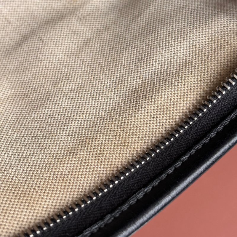 ::GUCCI:: 625568 黑色雙G壓紋皮革手拿包-18