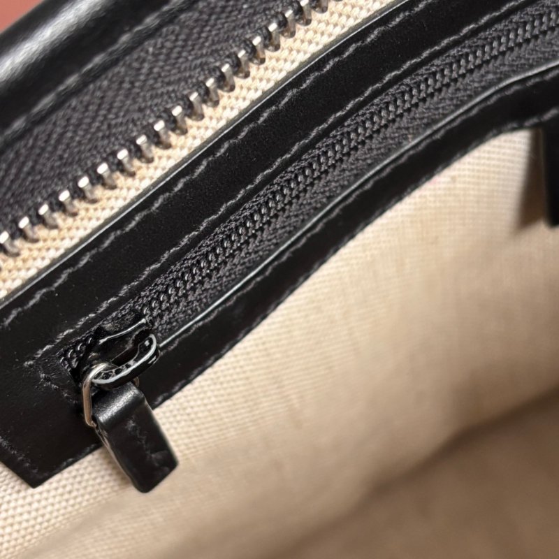 ::GUCCI:: 625568 黑色雙G壓紋皮革手拿包-20