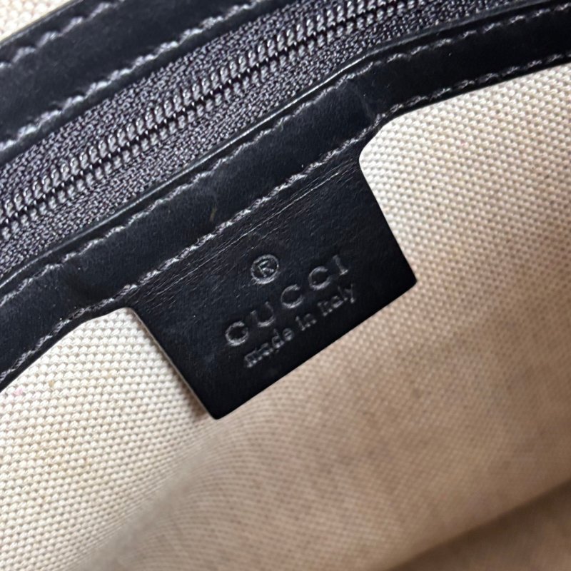 ::GUCCI:: 625568 黑色雙G壓紋皮革手拿包-21