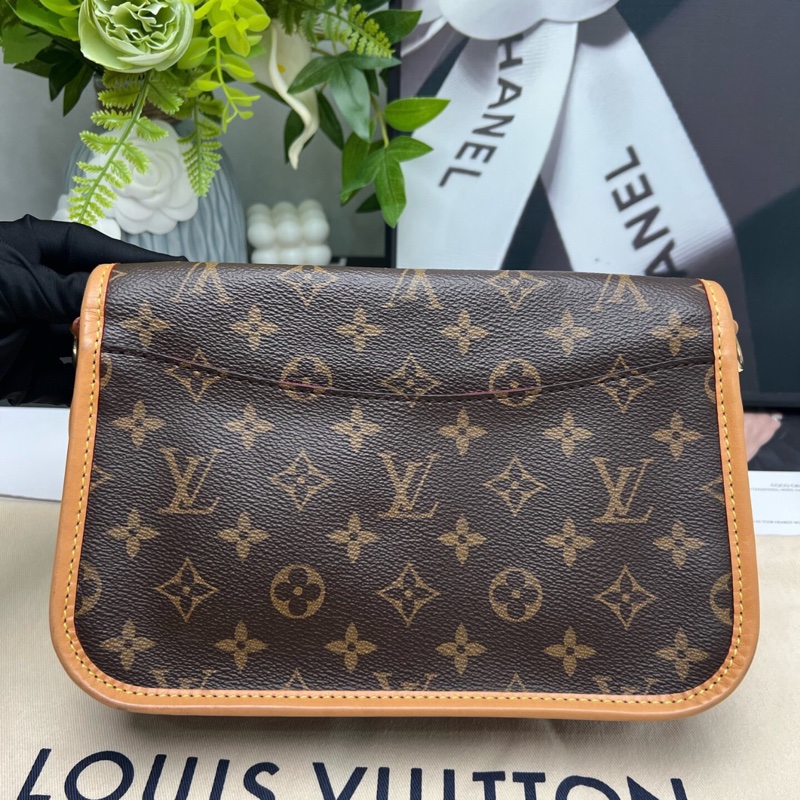 【98%新 有塵袋】LV Diane 老花黑肩帶法棍包 芯片款-1