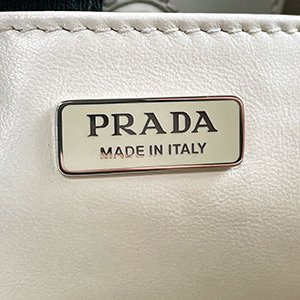 *奢華大道國際精品*【P218】PRADA象牙白色拋光小牛皮 CLEO肩背包 1BC156-9