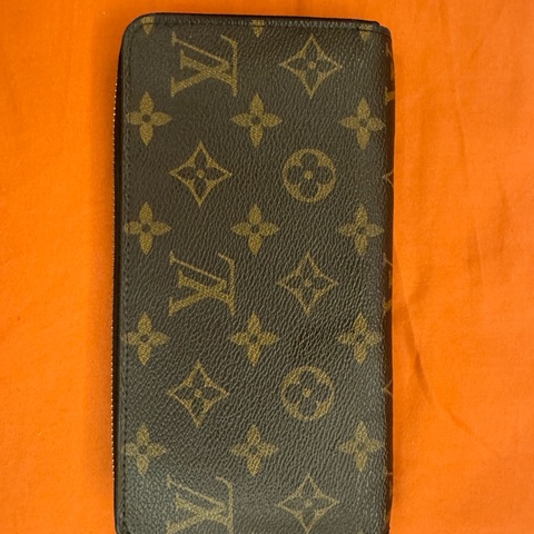 LV M42616 拉鍊錢包  官網價格NT$ 29,900，太座保持的很好，錢包內部幾乎九成新，換皮夾故偏宜讓出