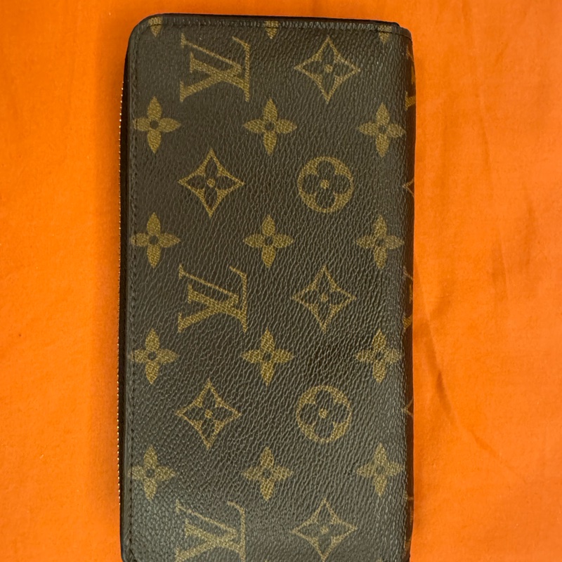LV M42616 拉鍊錢包 官網價格NT$ 29,900,太座保持的很好,錢包內部幾乎九成新,換皮夾故偏宜讓出-0