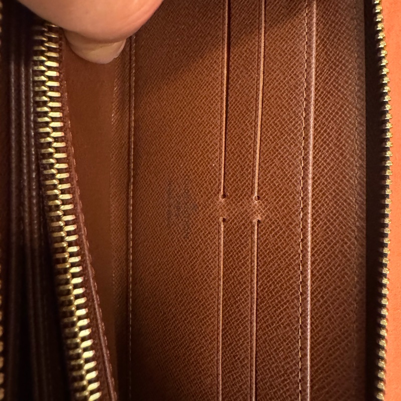 LV M42616 拉鍊錢包 官網價格NT$ 29,900,太座保持的很好,錢包內部幾乎九成新,換皮夾故偏宜讓出-2