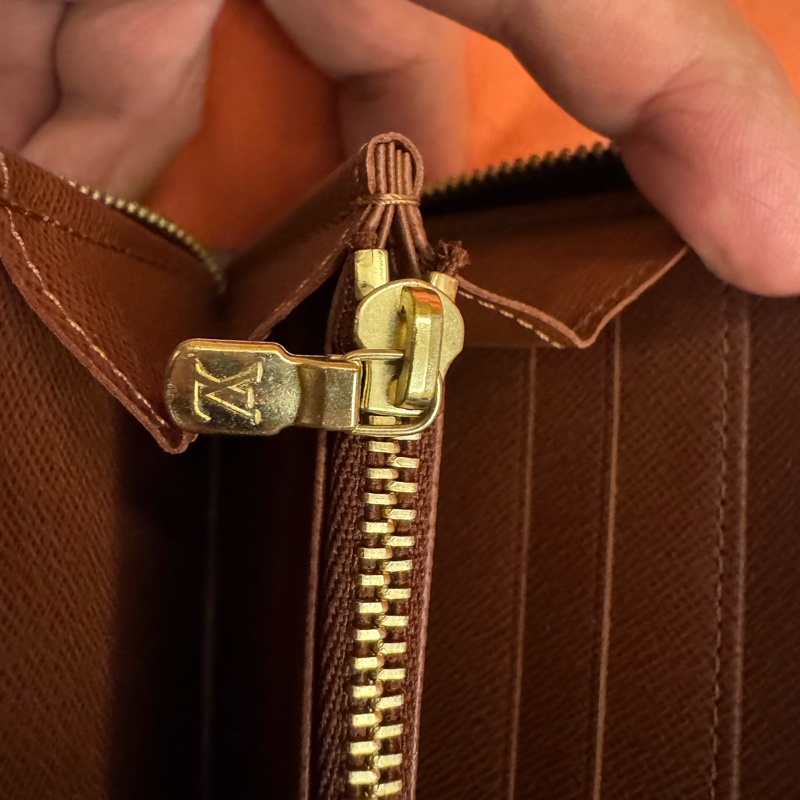 LV M42616 拉鍊錢包 官網價格NT$ 29,900,太座保持的很好,錢包內部幾乎九成新,換皮夾故偏宜讓出-4