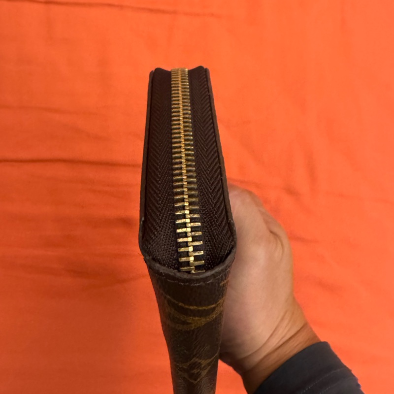 LV M42616 拉鍊錢包 官網價格NT$ 29,900,太座保持的很好,錢包內部幾乎九成新,換皮夾故偏宜讓出-9