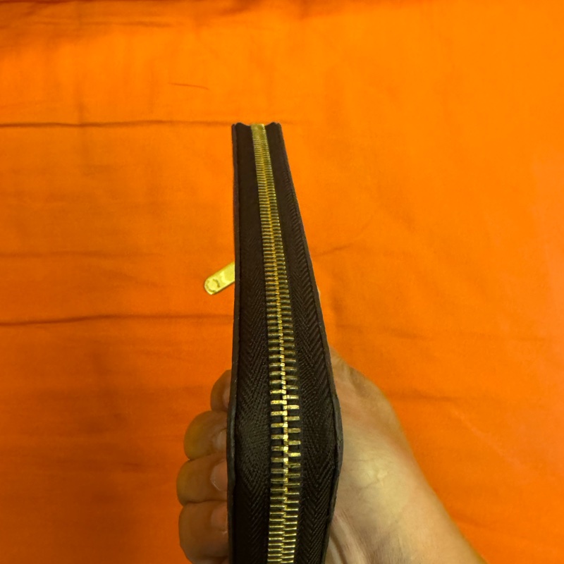 LV M42616 拉鍊錢包 官網價格NT$ 29,900,太座保持的很好,錢包內部幾乎九成新,換皮夾故偏宜讓出-10