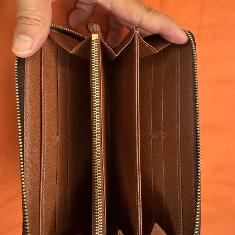 LV M42616 拉鍊錢包 官網價格NT$ 29,900,太座保持的很好,錢包內部幾乎九成新,換皮夾故偏宜讓出-11