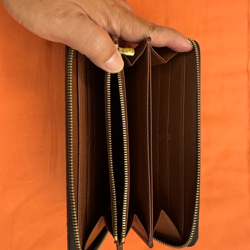 LV M42616 拉鍊錢包 官網價格NT$ 29,900,太座保持的很好,錢包內部幾乎九成新,換皮夾故偏宜讓出-12