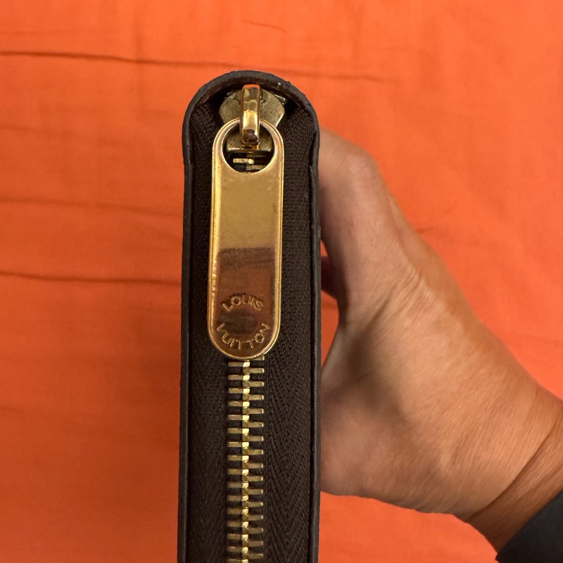 LV M42616 拉鍊錢包 官網價格NT$ 29,900,太座保持的很好,錢包內部幾乎九成新,換皮夾故偏宜讓出-16