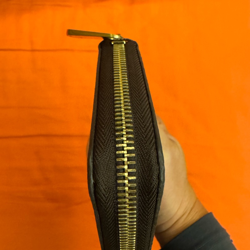 LV M42616 拉鍊錢包 官網價格NT$ 29,900,太座保持的很好,錢包內部幾乎九成新,換皮夾故偏宜讓出-18