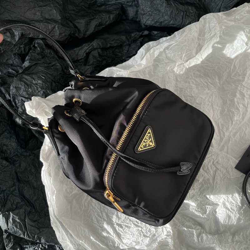 Prada黑金降落傘水桶包-0