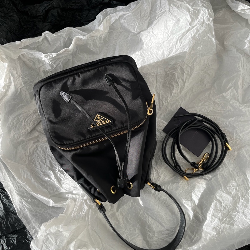Prada黑金降落傘水桶包-1