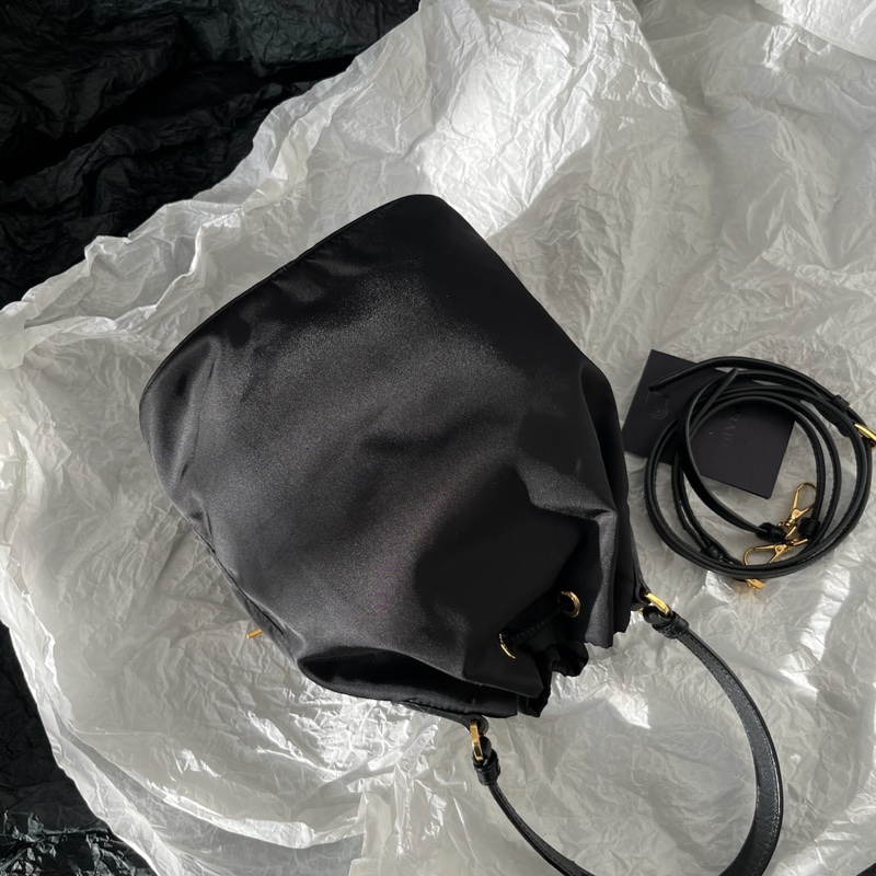 Prada黑金降落傘水桶包-2