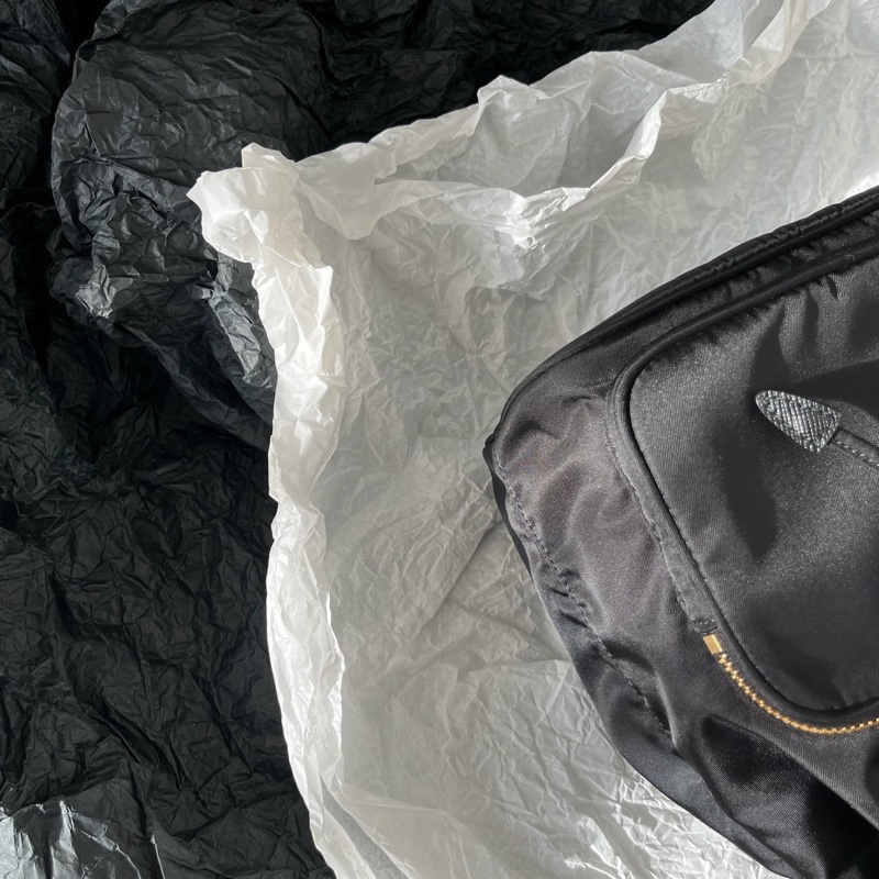 Prada黑金降落傘水桶包-3