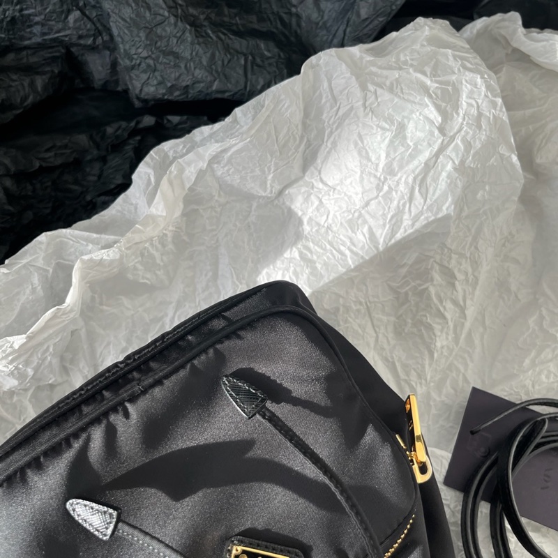 Prada黑金降落傘水桶包-4