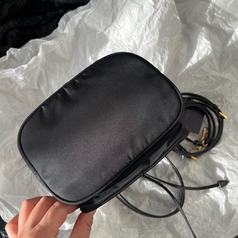 Prada黑金降落傘水桶包-5