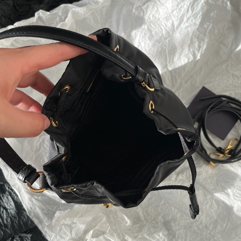 Prada黑金降落傘水桶包-6