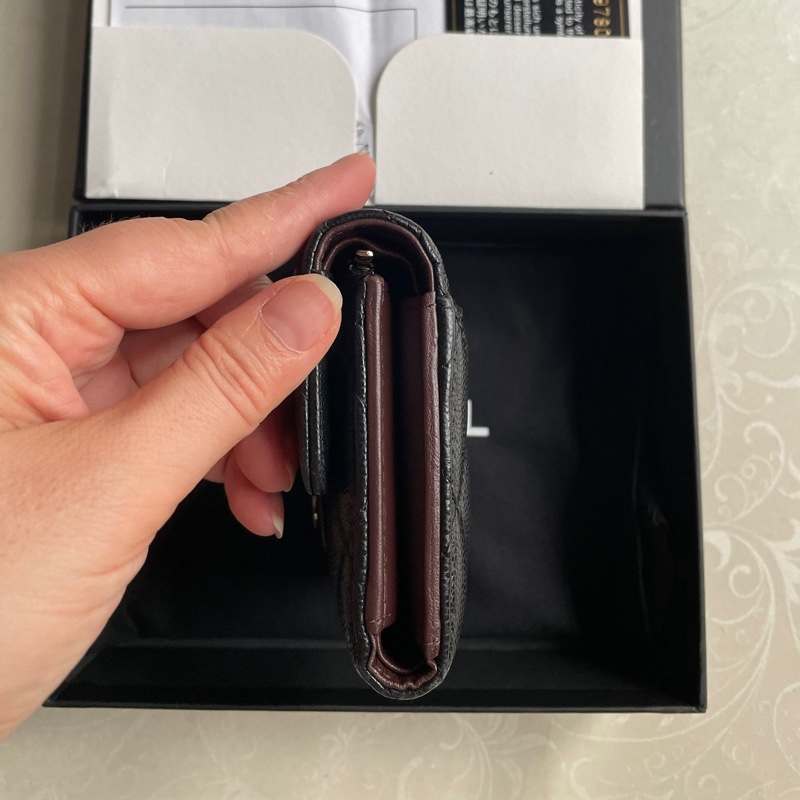 Chanel黑金荔枝皮短夾-3