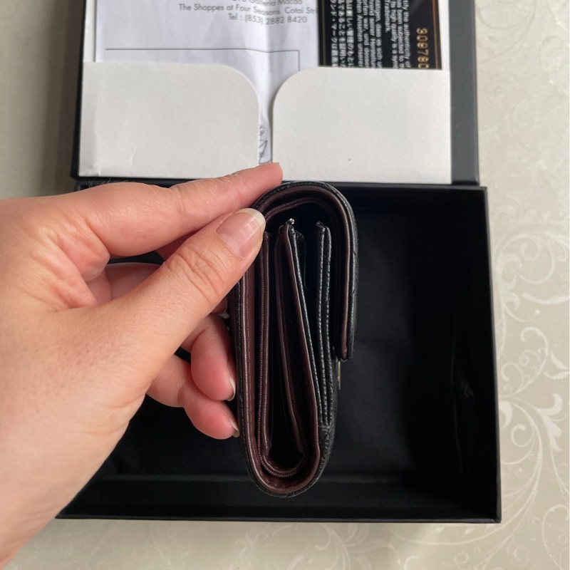 Chanel黑金荔枝皮短夾-4