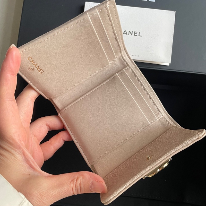 Chanel奶茶色金扣荔枝皮-5