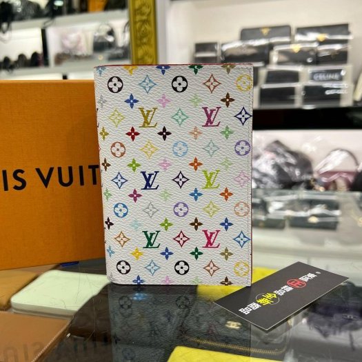 東區正精品㊣LOUIS VUITTON LV x TM M14178 全新村上隆聯名白彩金色燙字字紋對開護照夾 RZ6149-0