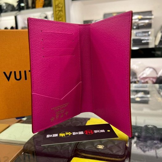 東區正精品㊣LOUIS VUITTON LV x TM M14178 全新村上隆聯名白彩金色燙字字紋對開護照夾 RZ6149-1