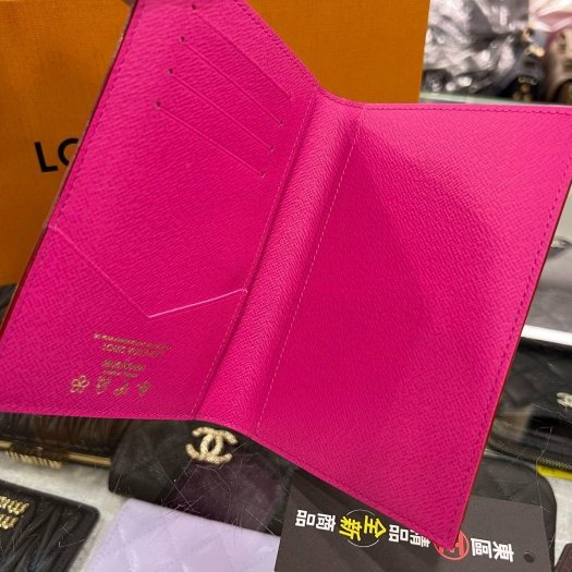 東區正精品㊣LOUIS VUITTON LV x TM M14178 全新村上隆聯名白彩金色燙字字紋對開護照夾 RZ6149-2