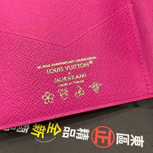 東區正精品㊣LOUIS VUITTON LV x TM M14178 全新村上隆聯名白彩金色燙字字紋對開護照夾 RZ6149-3