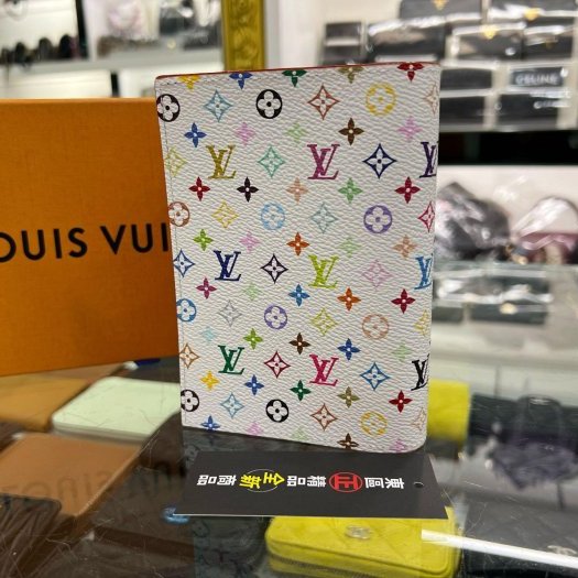 東區正精品㊣LOUIS VUITTON LV x TM M14178 全新村上隆聯名白彩金色燙字字紋對開護照夾 RZ6149-4
