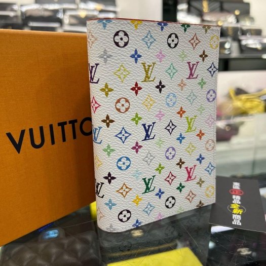東區正精品㊣LOUIS VUITTON LV x TM M14178 全新村上隆聯名白彩金色燙字字紋對開護照夾 RZ6149-5