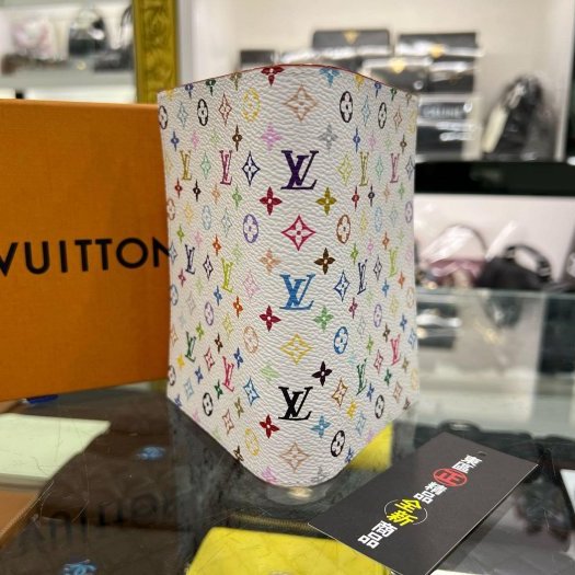 東區正精品㊣LOUIS VUITTON LV x TM M14178 全新村上隆聯名白彩金色燙字字紋對開護照夾 RZ6149-6