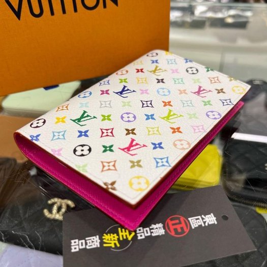 東區正精品㊣LOUIS VUITTON LV x TM M14178 全新村上隆聯名白彩金色燙字字紋對開護照夾 RZ6149-7