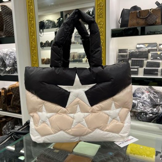 東區正精品㊣MIU MIU 5BG240 黑白色星星尼龍空氣包手提包 RZ6147-0