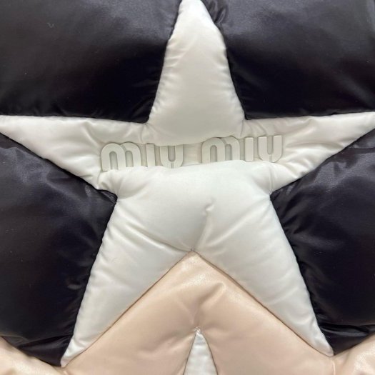 東區正精品㊣MIU MIU 5BG240 黑白色星星尼龍空氣包手提包 RZ6147-1