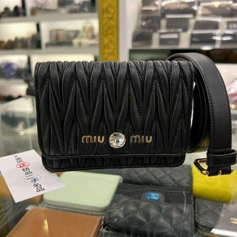 東區正精品㊣MIU MIU 黑色全皮皺褶金字卡片腰包 85CM RZ6148