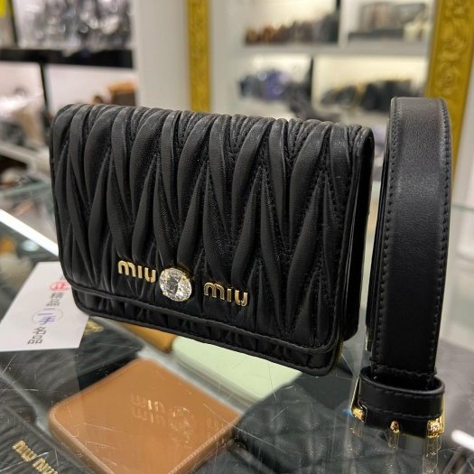 東區正精品㊣MIU MIU 黑色全皮皺褶金字卡片腰包 85CM RZ6148-1