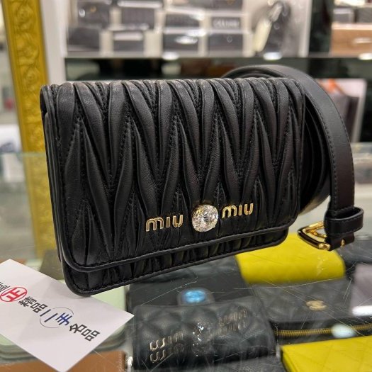 東區正精品㊣MIU MIU 黑色全皮皺褶金字卡片腰包 85CM RZ6148-2